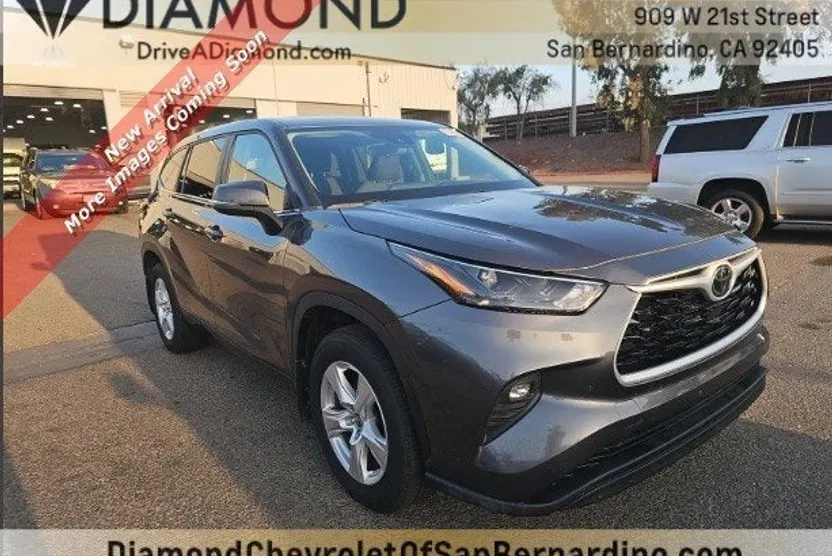 2024 Toyota Highlander LE photo 1