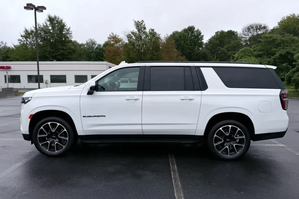 2023 Chevrolet Suburban RST photo 1