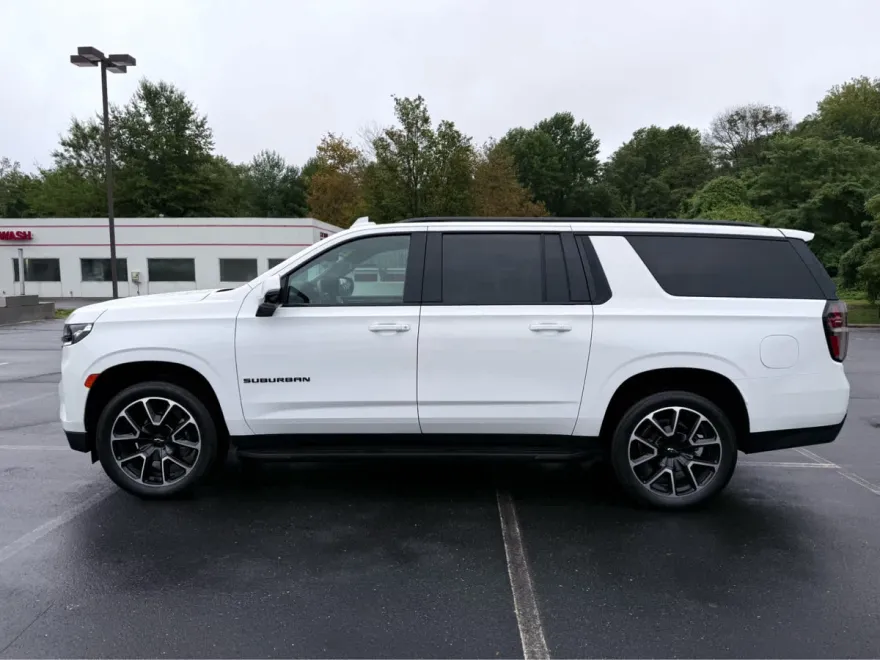 2023 Chevrolet Suburban RST photo 1