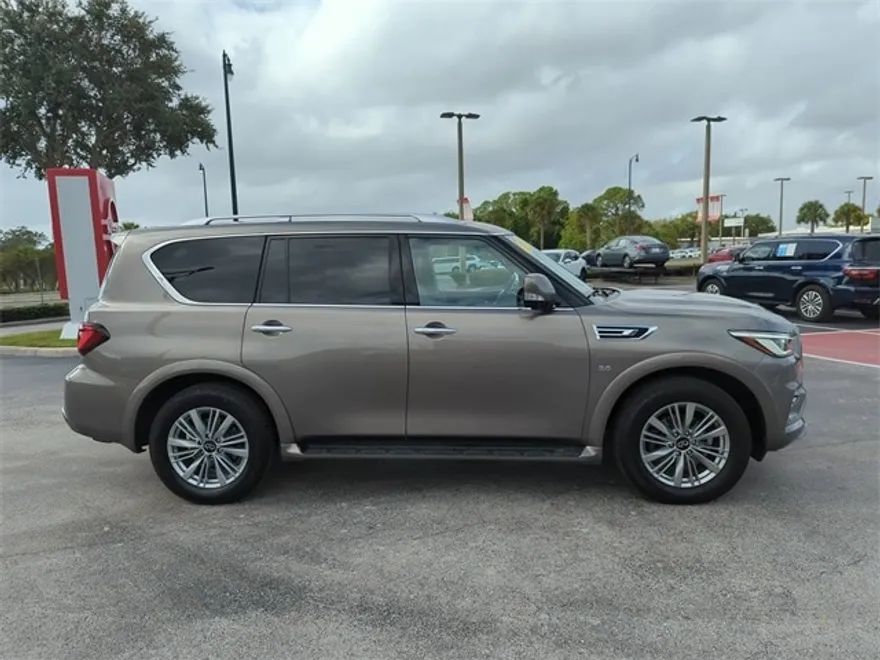 2019 Infiniti QX80 Luxe photo 1