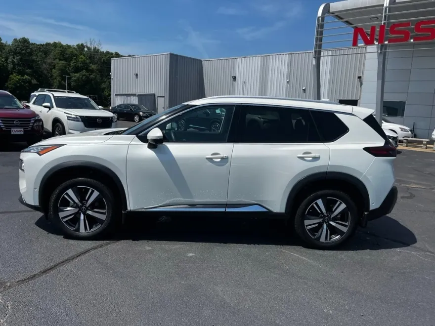 2023 Nissan Rogue SL photo 1