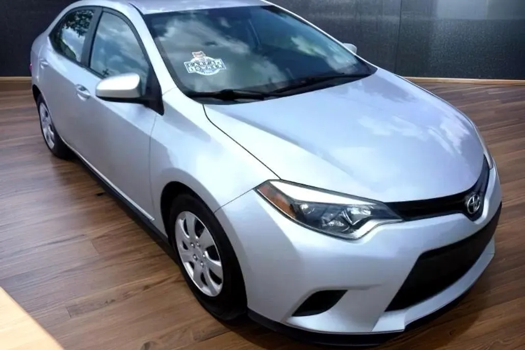 2014 Toyota Corolla LE photo 1