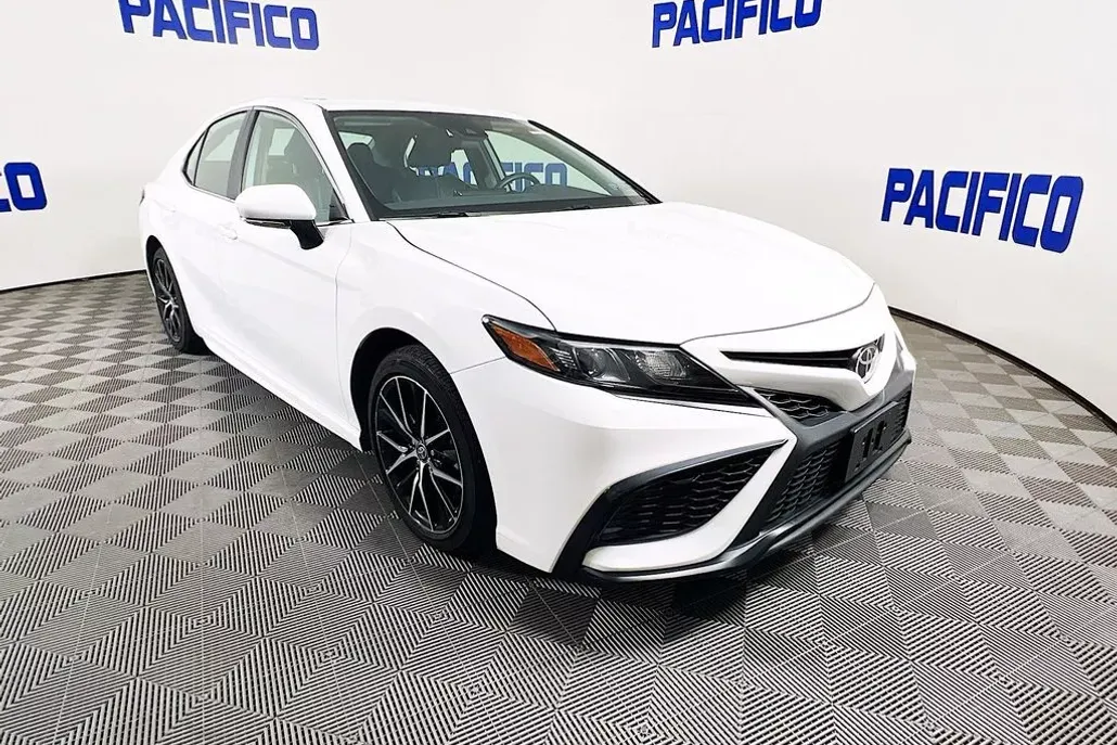 2024 Toyota Camry SE photo 1