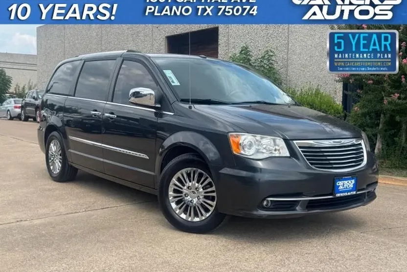 2011 Chrysler Town & Country Limited photo 1