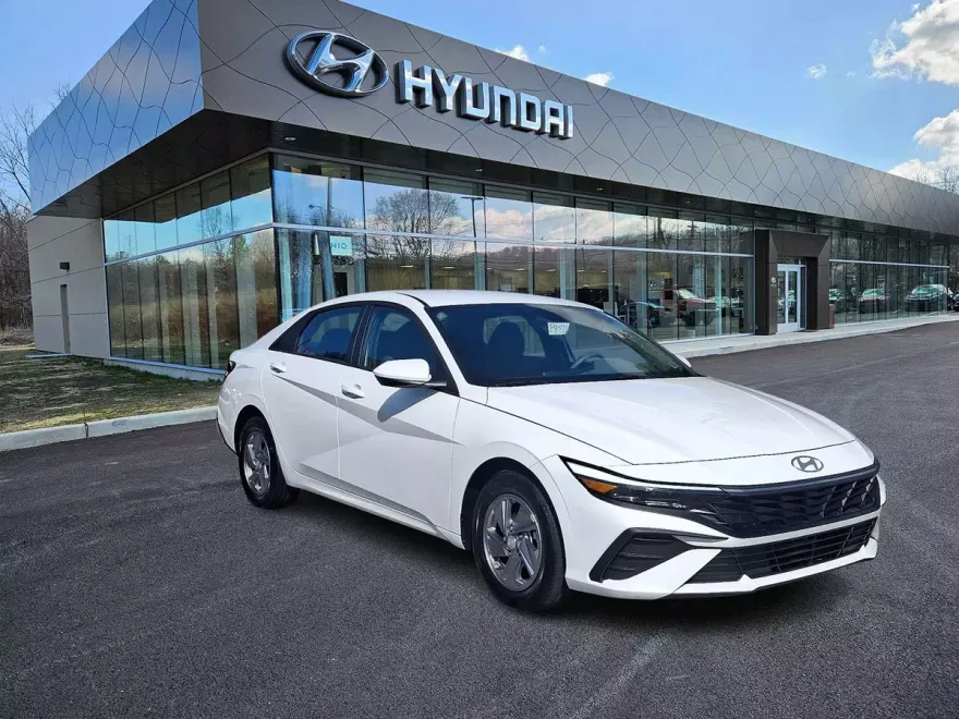2024 Hyundai Elantra SE photo 1