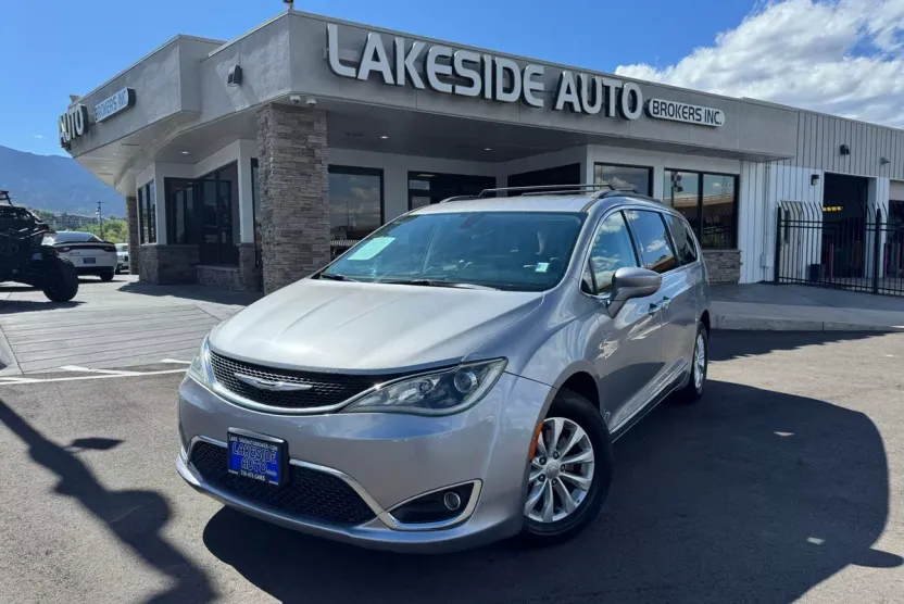 2017 Chrysler Pacifica Touring L photo 1