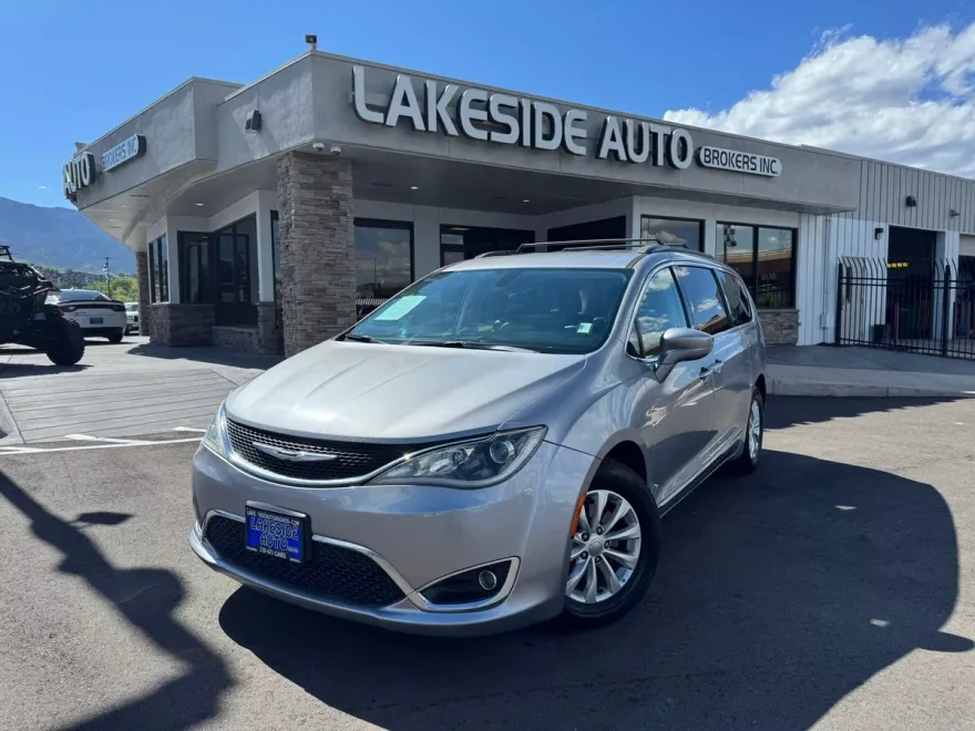 2017 Chrysler Pacifica Touring L photo 1