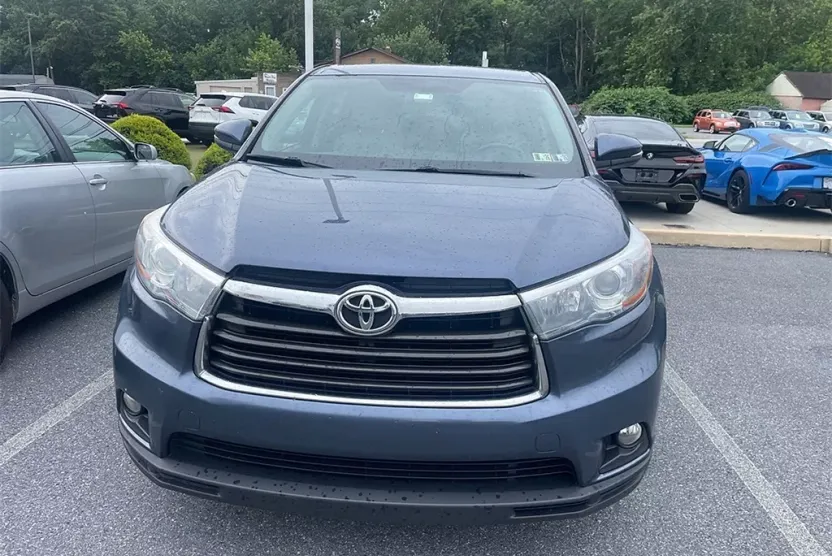 2015 Toyota Highlander LE Plus photo 1
