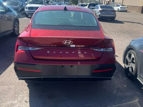 2025 Hyundai Elantra SEL Convenience photo 4