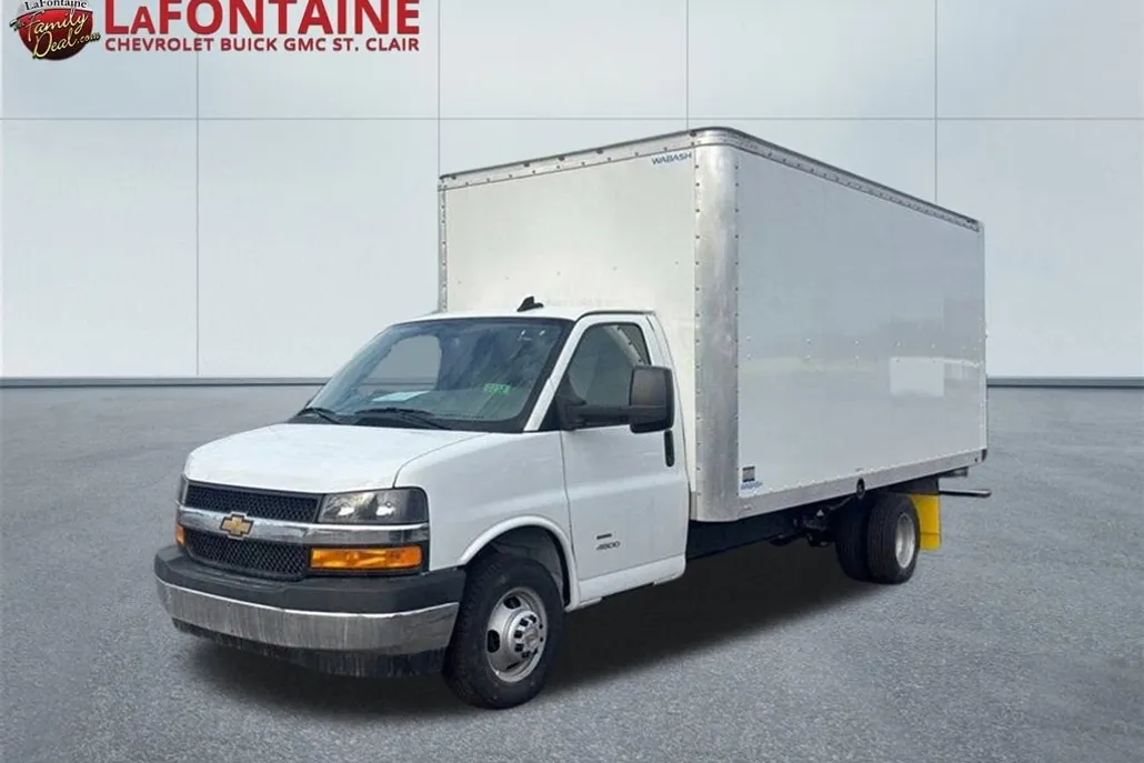 2024 Chevrolet Express Cutaway photo 1
