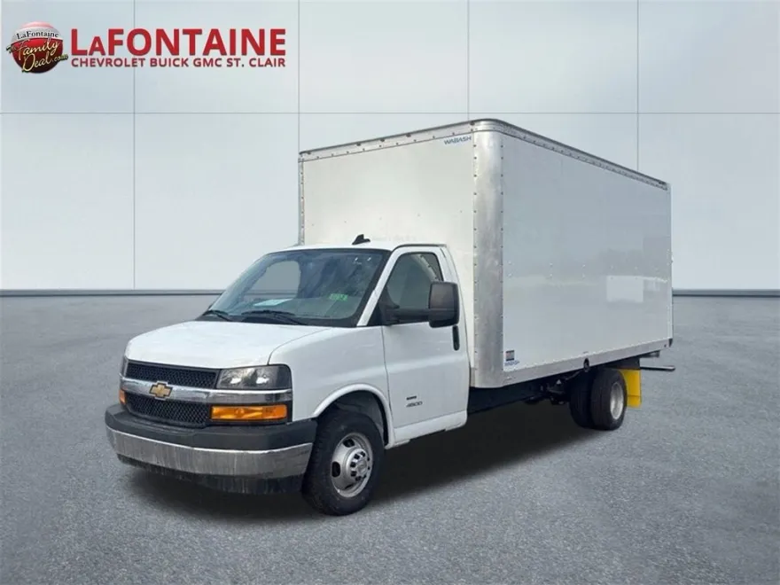 2024 Chevrolet Express Cutaway photo 1