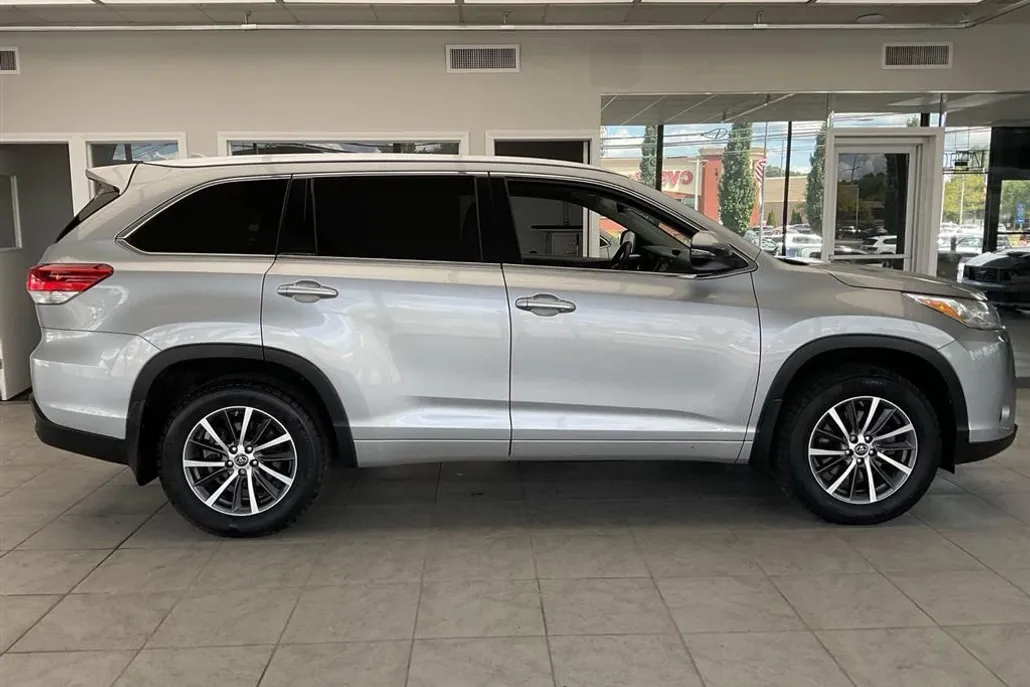 2017 Toyota Highlander XLE photo 1