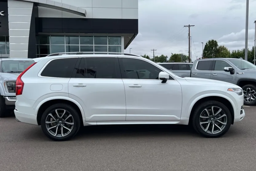 2017 Volvo XC90 T6 Momentum photo 1