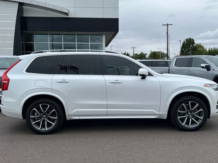 2017 Volvo XC90 T6 Momentum photo 1