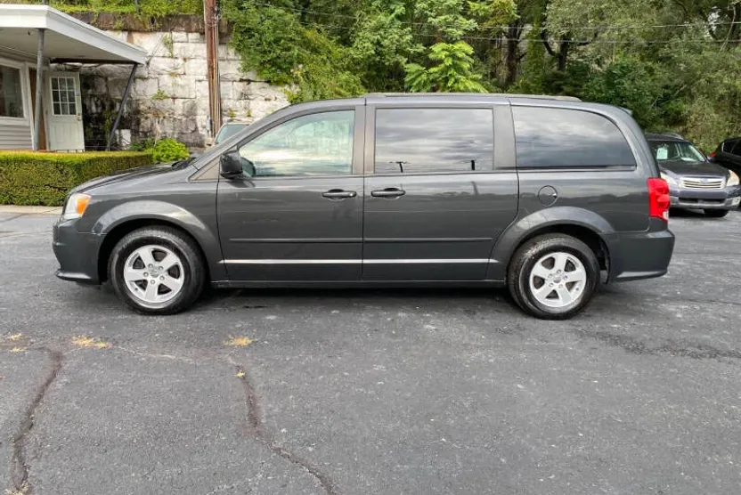 2012 Dodge Grand Caravan SXT photo 1