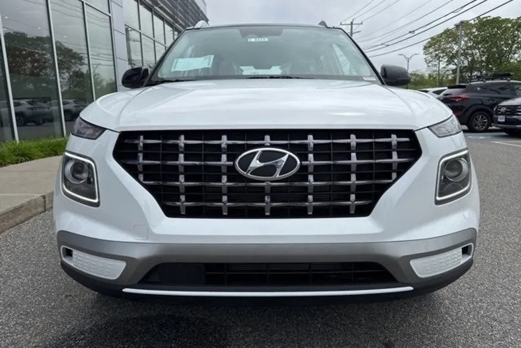 2025 Hyundai Venue Limited photo 1