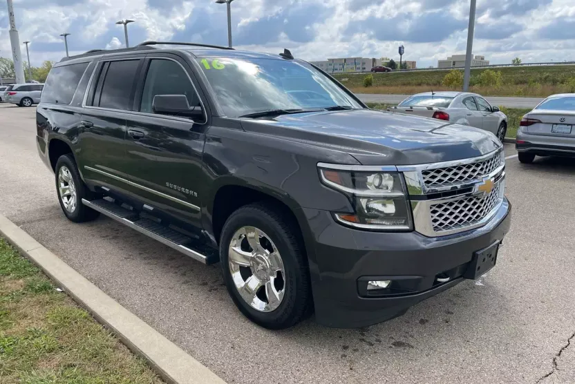 2016 Chevrolet Suburban LT photo 1