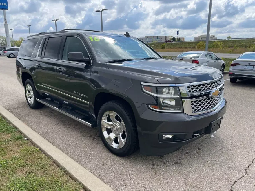 2016 Chevrolet Suburban LT photo 1