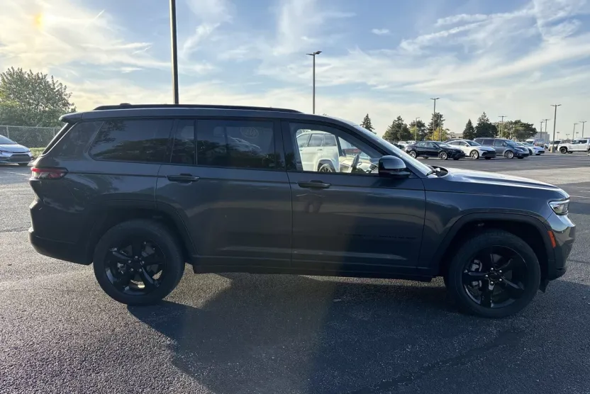 2023 Jeep Grand Cherokee Laredo Altitude photo 1