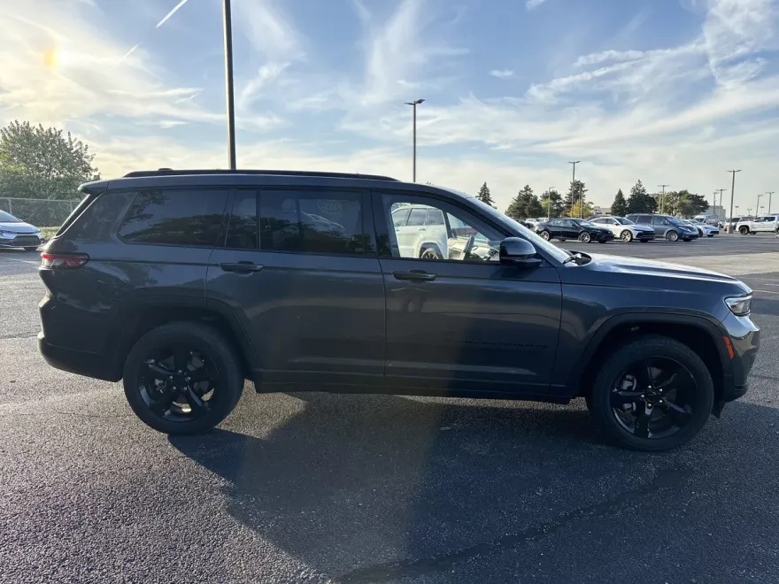 2023 Jeep Grand Cherokee Laredo Altitude photo 1