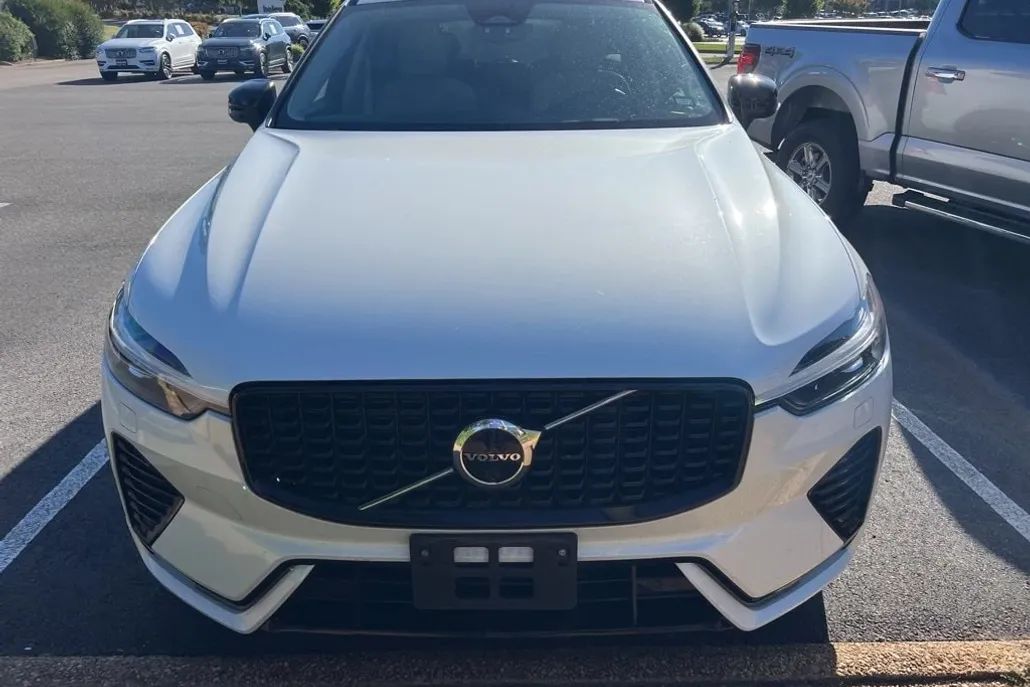 2023 Volvo XC60 B5 Plus photo 1