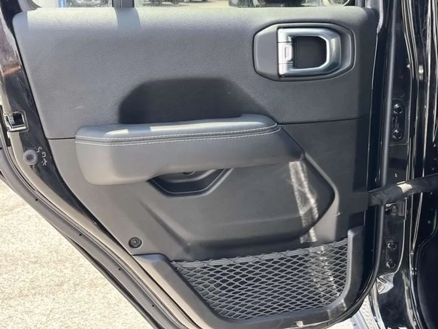 2022 Jeep Wrangler Unlimited Sahara photo 16