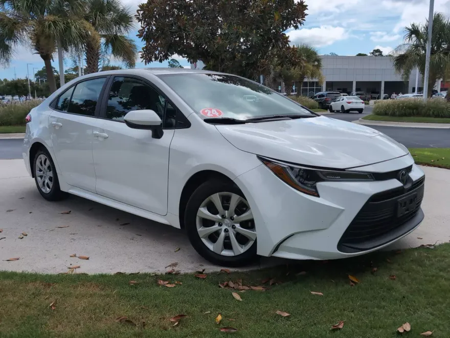 2024 Toyota Corolla LE photo 1