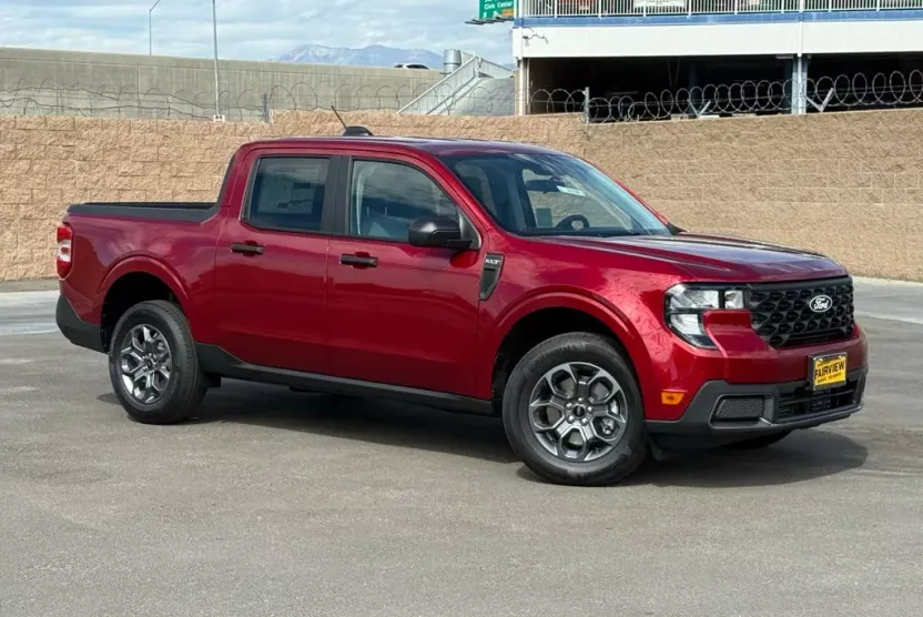 2025 Ford Maverick XLT photo 1