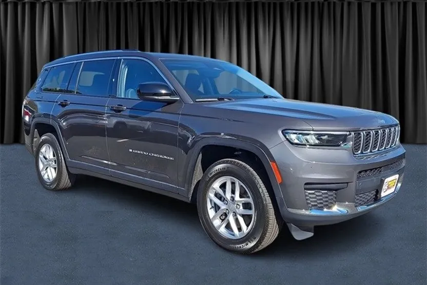 2022 Jeep Grand Cherokee Laredo photo 1