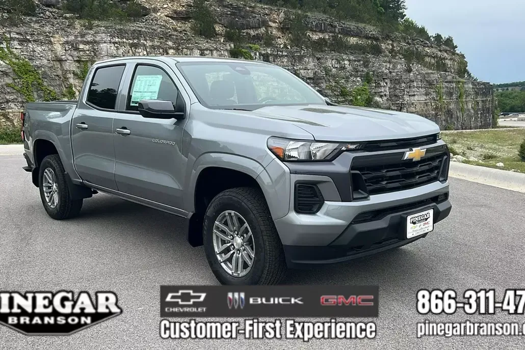 2025 Chevrolet Colorado Work Truck LT photo 1