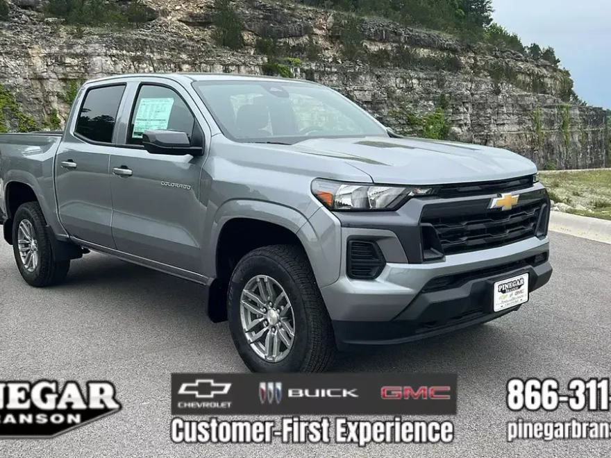 2025 Chevrolet Colorado Work Truck LT photo 1