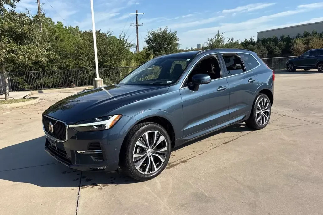 2022 Volvo XC60 B5 Momentum photo 1