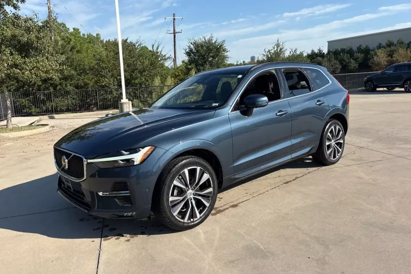 2022 Volvo XC60 B5 Momentum photo 1