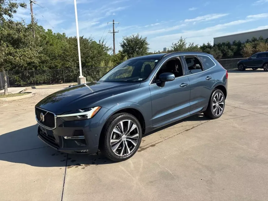 2022 Volvo XC60 B5 Momentum photo 1