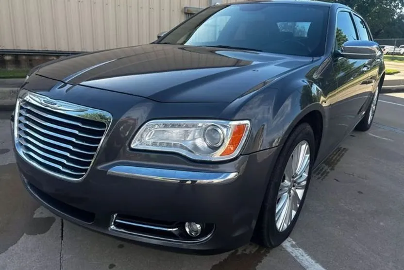 2013 Chrysler 300 photo 1