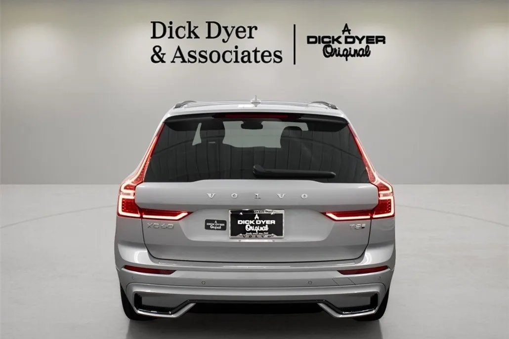 2025 Volvo XC60 Hybrid T8 Core photo 1