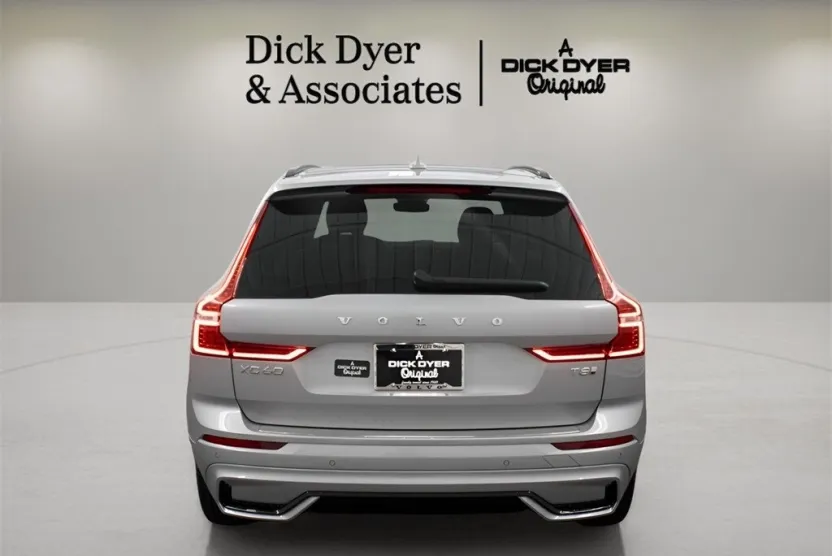 2025 Volvo XC60 Hybrid T8 Core photo 1