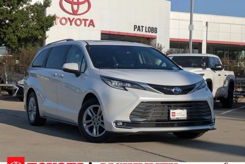 2023 Toyota Sienna Limited photo 1