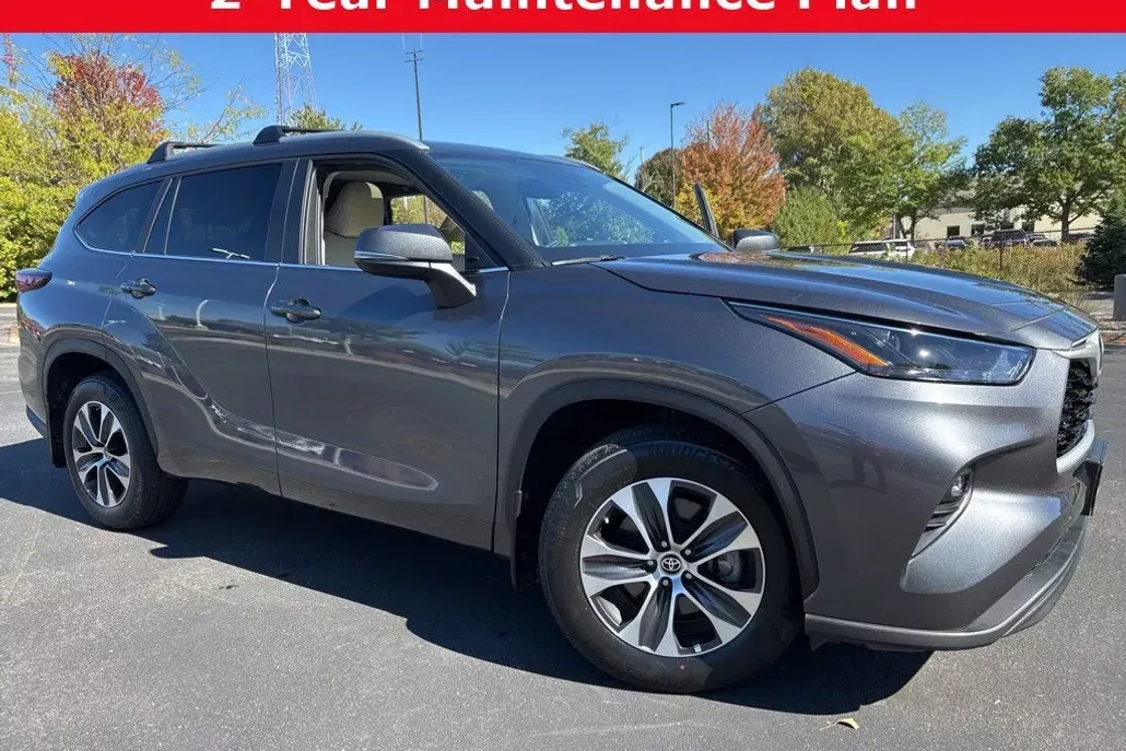 2024 Toyota Highlander Base photo 1