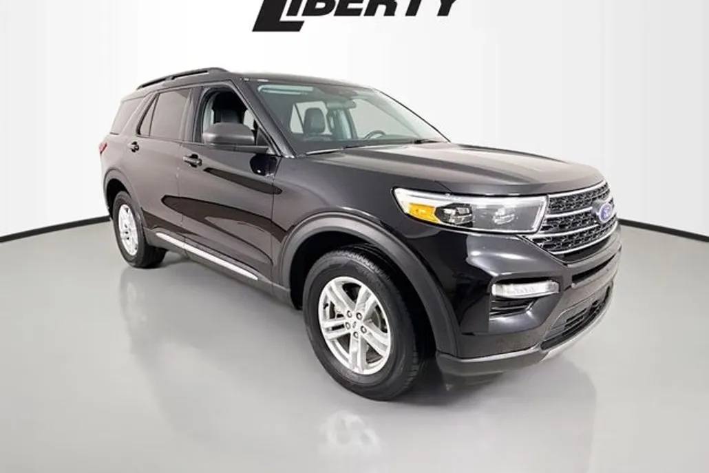 2023 Ford Explorer XLT photo 1