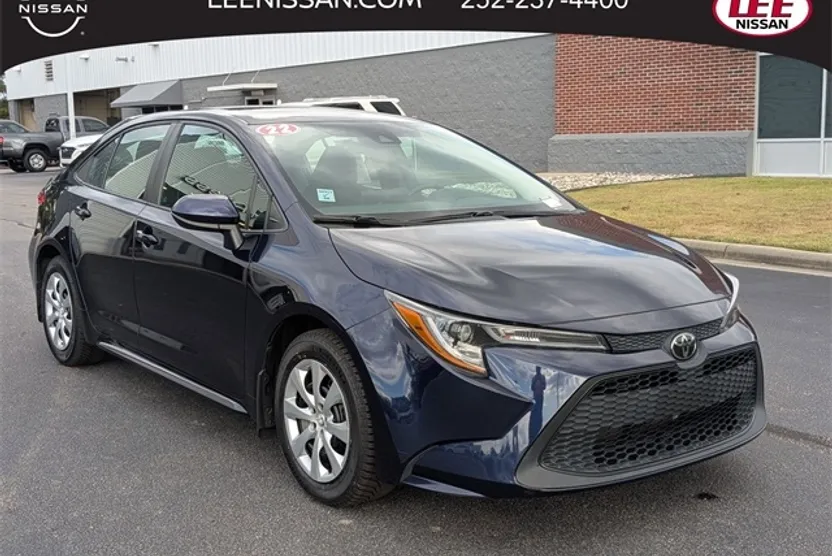 2022 Toyota Corolla LE photo 1