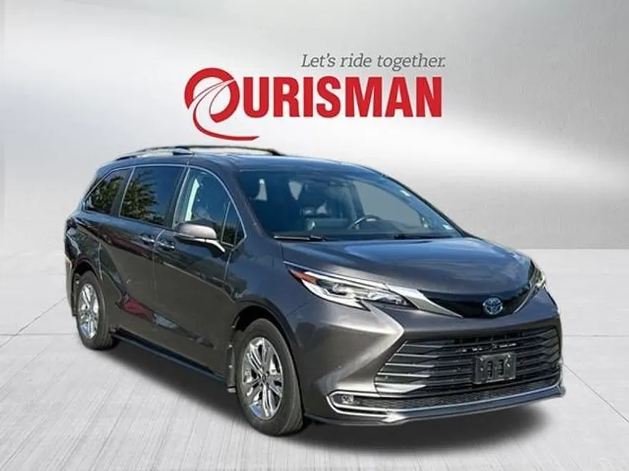 2022 Toyota Sienna Platinum photo 1