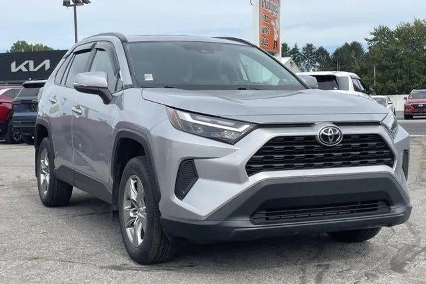 2022 Toyota RAV4 XLE photo 1
