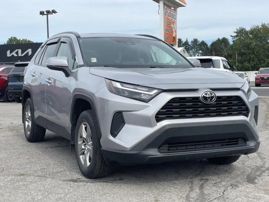 2022 Toyota RAV4 XLE photo 1