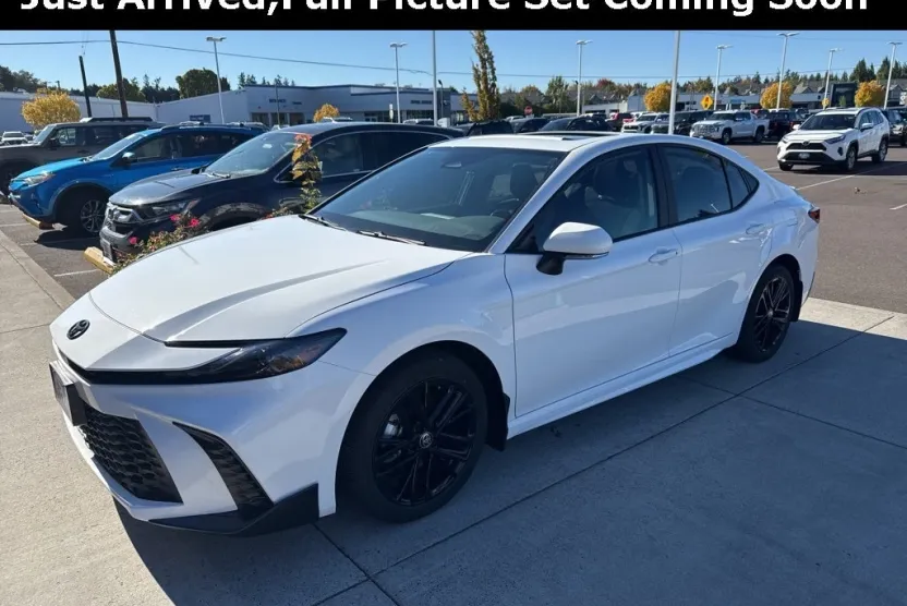 2025 Toyota Camry SE photo 1