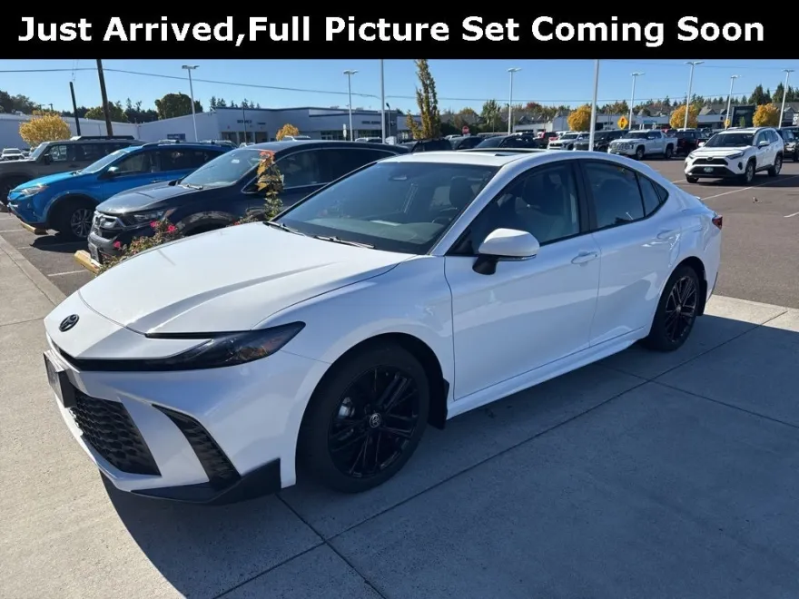2025 Toyota Camry SE photo 1