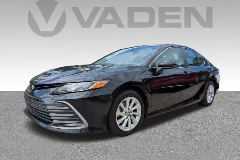 2022 Toyota Camry LE photo 1
