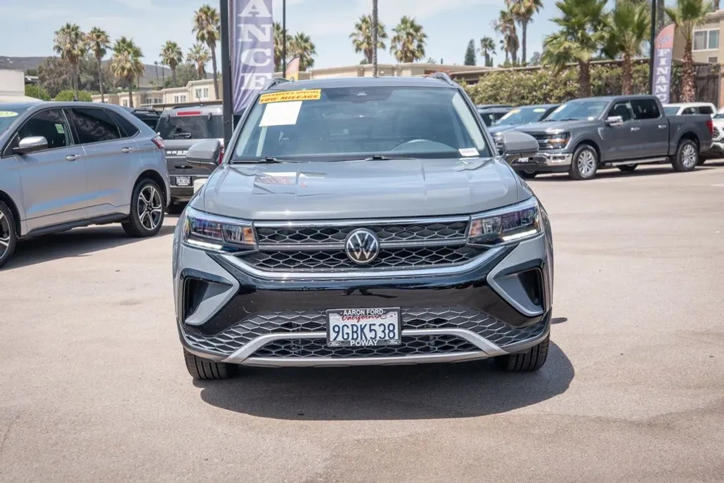 2023 Volkswagen Taos SE photo 1