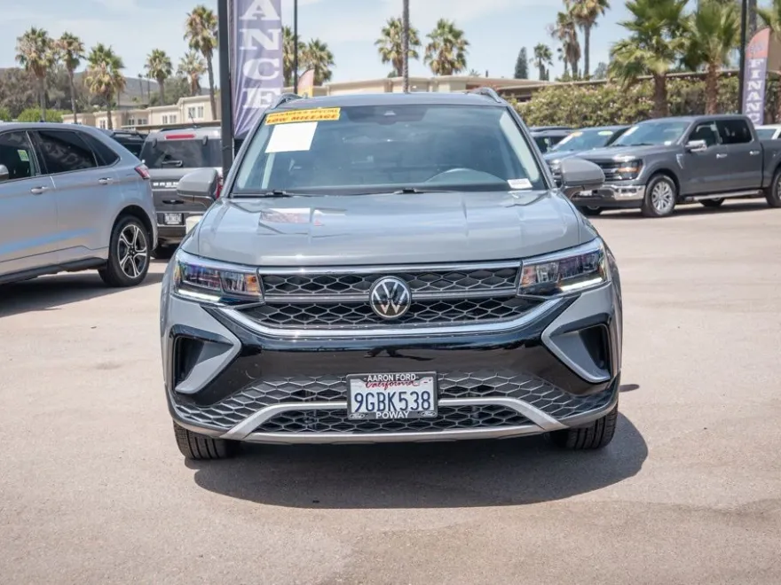 2023 Volkswagen Taos SE photo 1