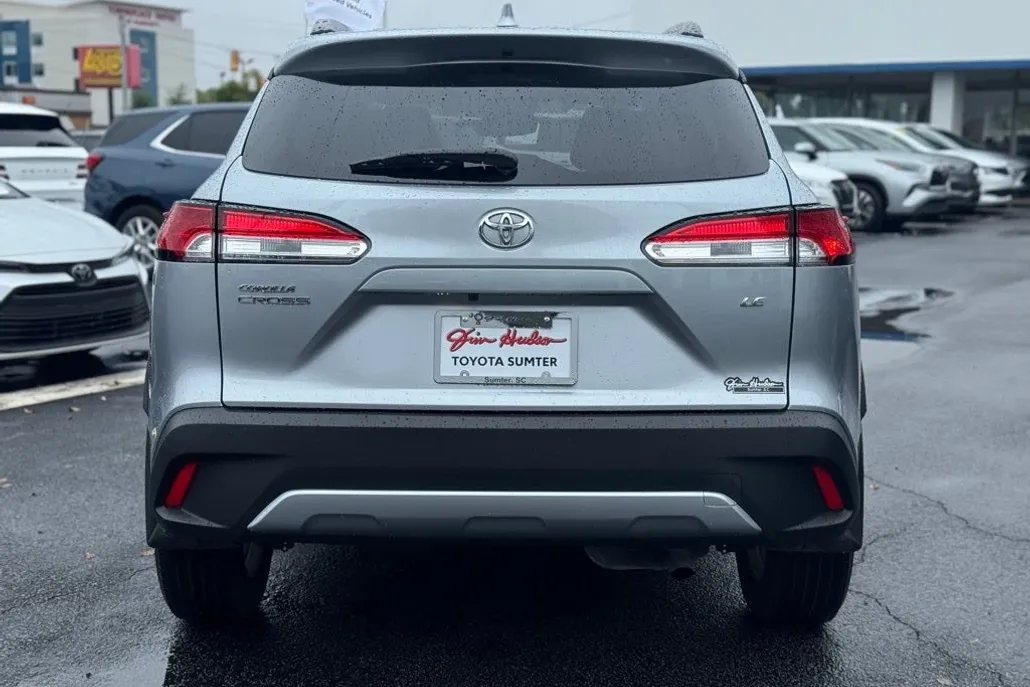2024 Toyota Corolla Cross LE photo 1